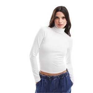 Hollister Women's Must Have Collection White Long Sleeve Turtleneck Medium
